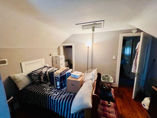 Building Photo - Renovated 3 bdrm/1.5 bath Home with Bonus Room and Dressing Room Located Near Hopkins Rd.