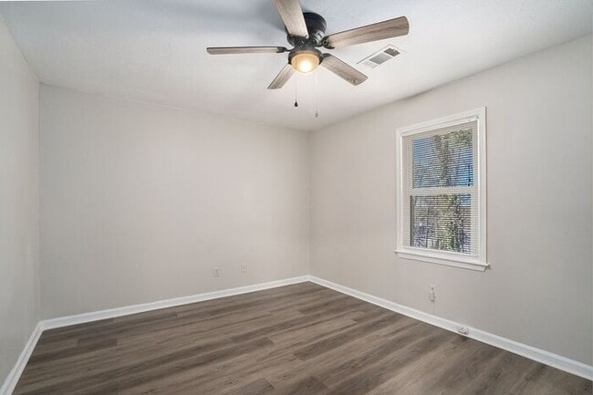 Building Photo - Renovated End Unit Townhome in Snellville!