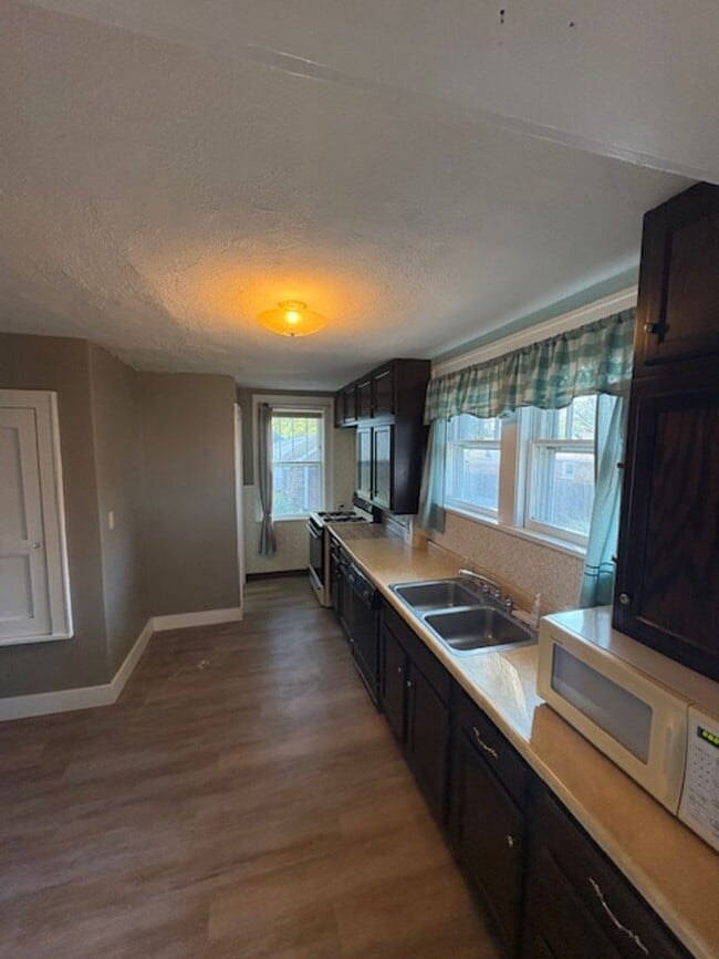 Building Photo - Single Family Home - 3 bedrooms / 2 bathrooms