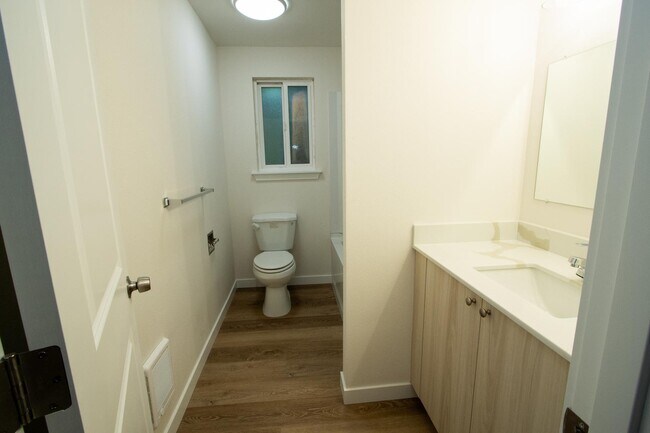 Building Photo - 403 43rd Ave SW