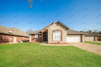 Building Photo - 818 Hunters Run