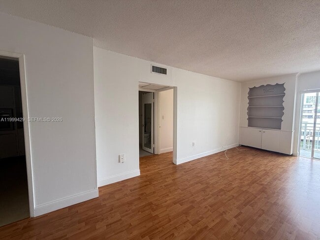 Building Photo - 400 Kings Point Dr