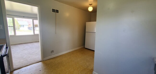 Building Photo - 2 bedroom home