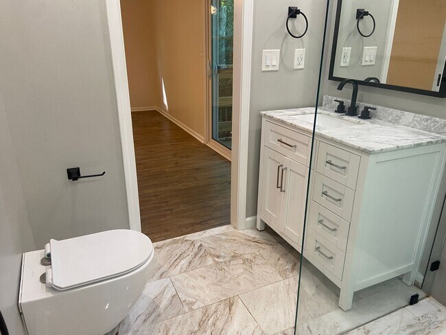 Building Photo - 3 Bedroom, 2 Bathroom House in Lewisville!