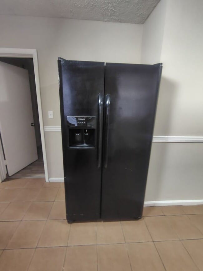 Building Photo - Fully Renovated 4/2 -Single Family  Availa...