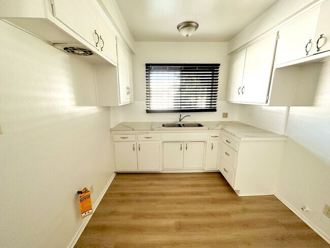 Interior Photo - 1069 Browning Blvd