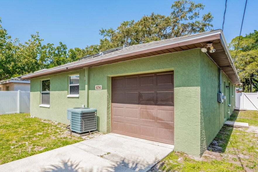 Building Photo - 674 15th Ave S