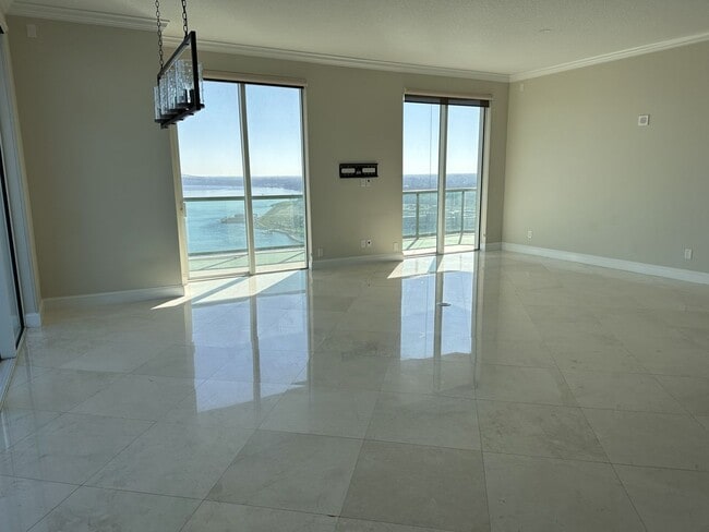 Building Photo - The Peninsula #1706
