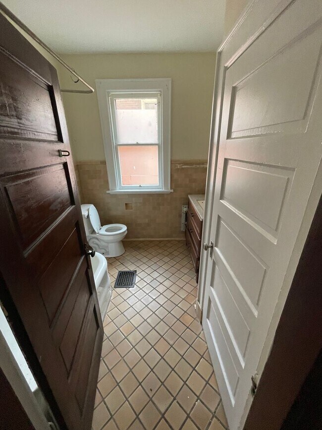 Building Photo - Large Brick 7 bedroom home. email Amber@os...