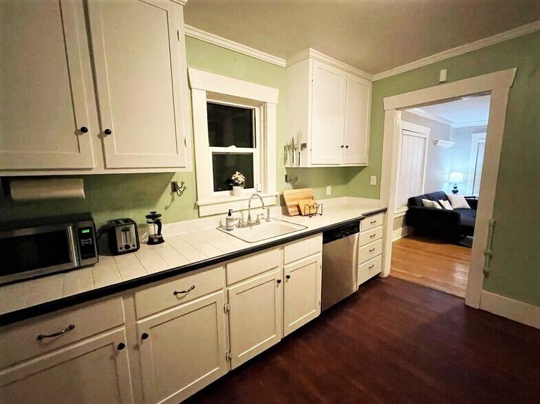 Building Photo - 704 NE 53rd St