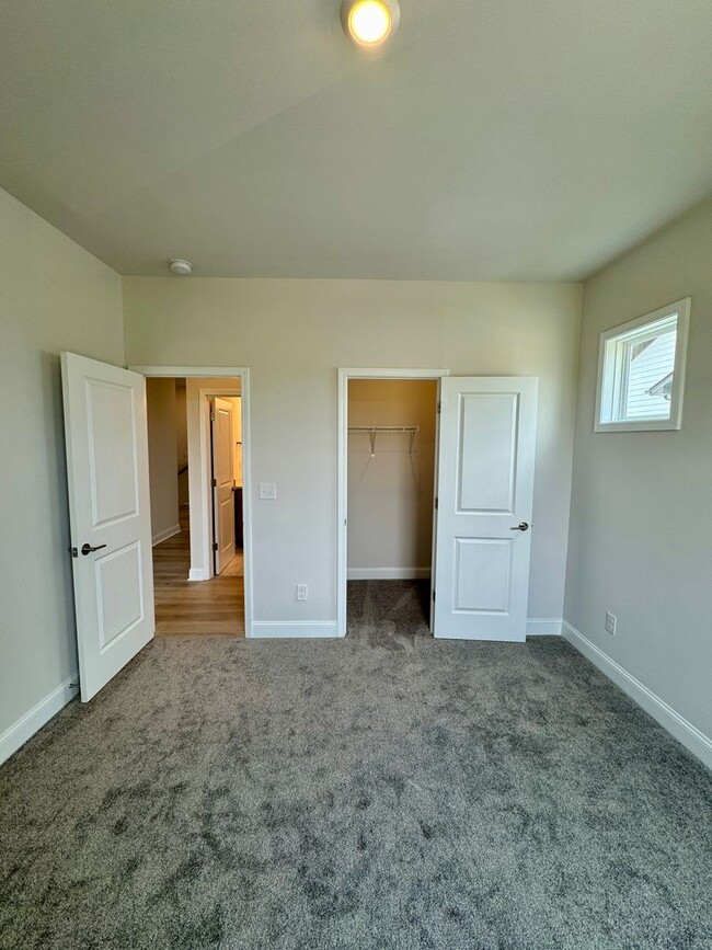 Building Photo - Beautiful 3BR/2BA w/ Office Townhouse in P...