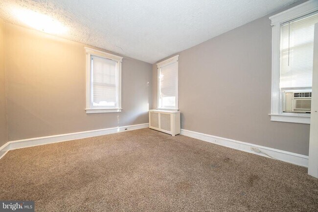 Building Photo - 709 E 20th St