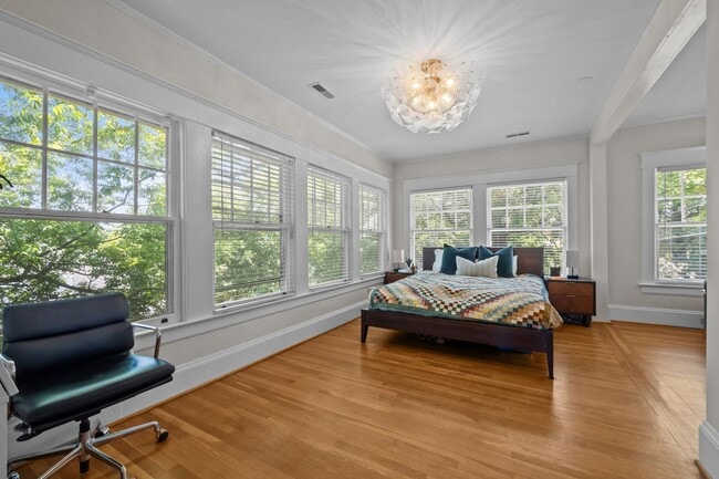 Building Photo - Stunning Historic 4-bedroom home in W Trin...