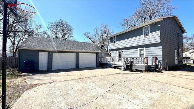 Building Photo - 5-Bedroom, 2-Bath Rental Home in Urbandale...