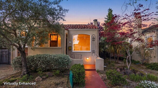 Building Photo - Spacious 2 Bed, 2 Bath Home