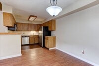 Building Photo - Comfy 2b/2ba with Outdoor Pool!