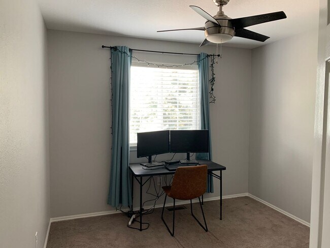 Building Photo - 4 bed 4 bath Erie home 1 mile from downtown and shops!