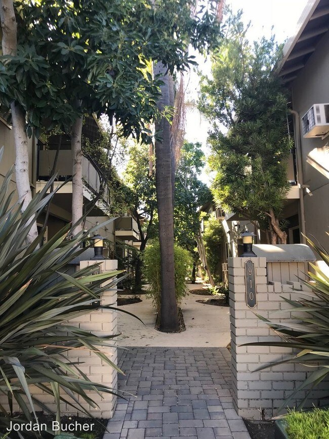 Building Photo - 908-912 Rich Ave