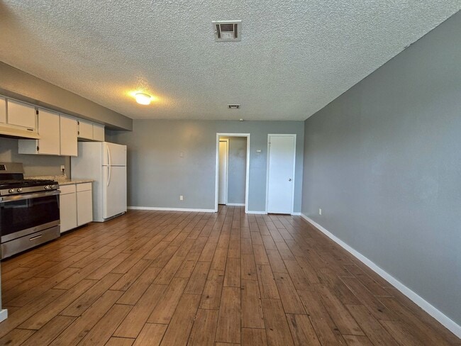 Building Photo - Beautifully remodeled 2-bedroom home in a ...
