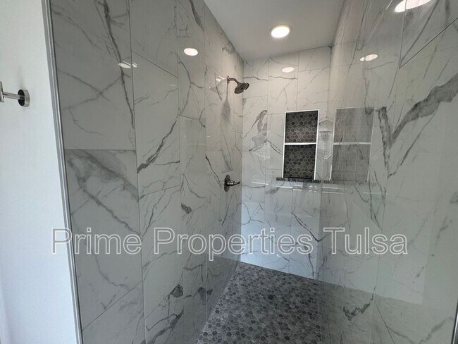 Building Photo - 1208 S 35th St