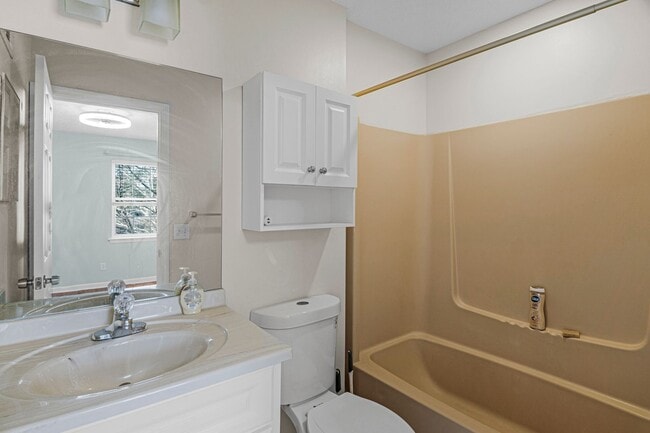 Building Photo - AVAILABLE NOW!  2 BED 2.5 BATH TOWNHOME