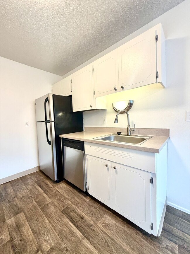 Building Photo - **$750 DEPOSIT + FREE FIRST MONTH'S RENT** Spacious Top Floor Unit~ Great Natural Light~ Updated ...