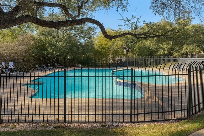 Building Photo - 1015 E Yager Ln