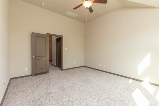 Building Photo - 87 Aventura Pl