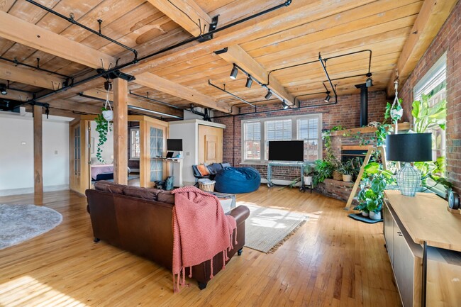 Building Photo - Beautiful loft in Downtown Denver!