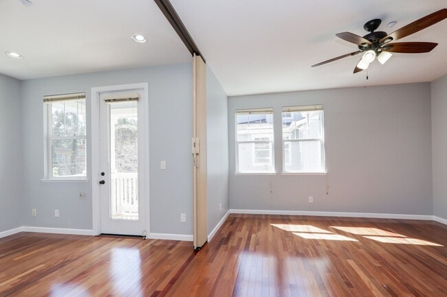 Building Photo - 3 Bed / 2.5 Bath beautiful end unit townhome with tons of upgrades. YouTube Tour!!