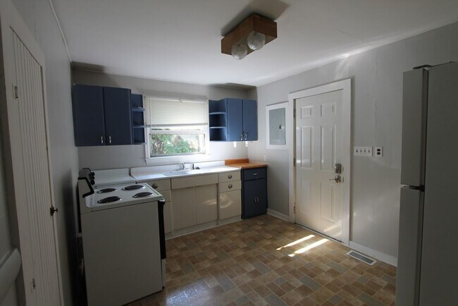 Building Photo - Massive Loft Area