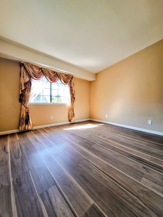 Building Photo - Beautiful Two-Story Condo With Pool, Hot T...