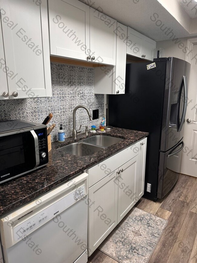 Building Photo - Spacious 2 story condo.