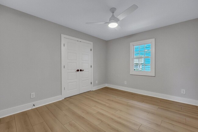 Building Photo - Fully renovated home in Charleston!