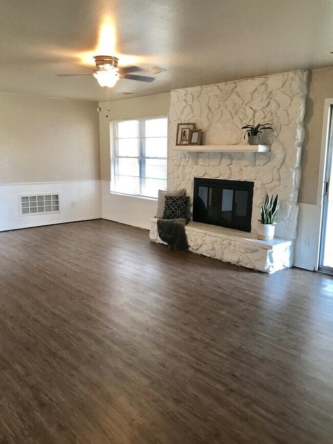 Building Photo - Beautifully Updated Vintage Home!