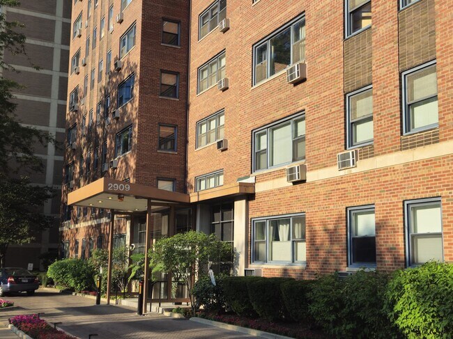 Building Photo - 2909 N Sheridan Rd