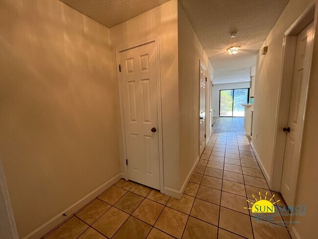 Building Photo - 307 Southlake Ct