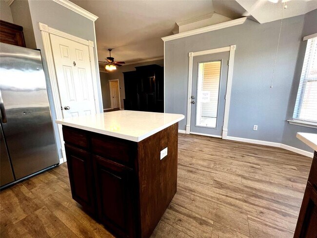 Building Photo - 537 Meadowcrest Dr