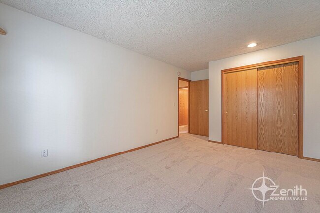Building Photo - 5408 NE 101st Cir