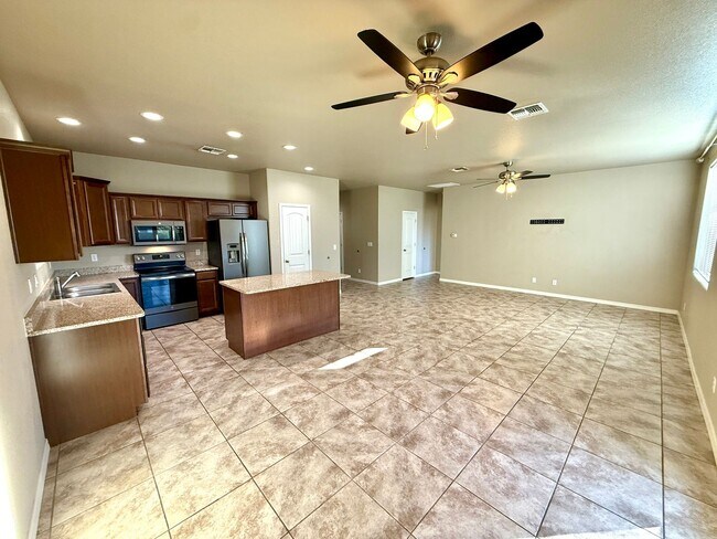 Building Photo - Beautiful 3 Bedroom with 3 Car Garage- Available Now!