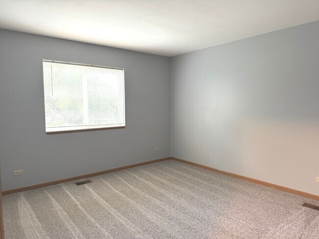 Building Photo - 727 Elm Ln