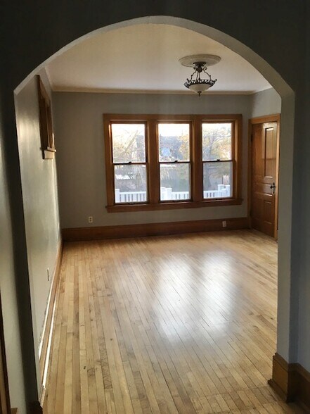 Building Photo - 822 E Auer Ave