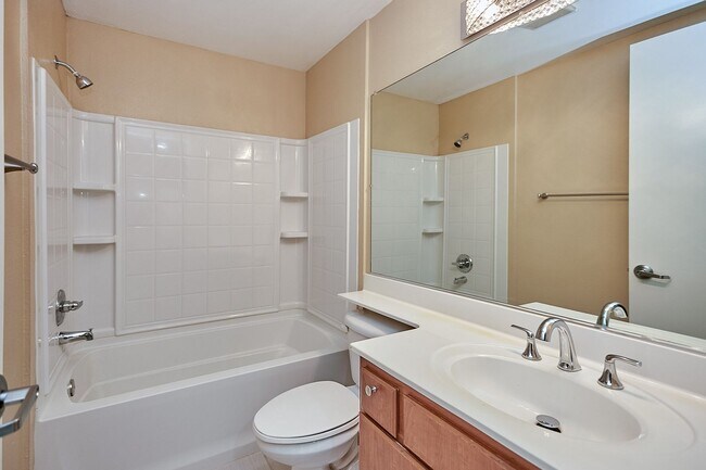 Building Photo - Spacious 2 Bed 2 Bath Condominium In K-Town