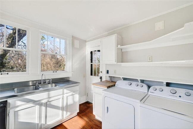 Building Photo - 300 Oxford Pl NE