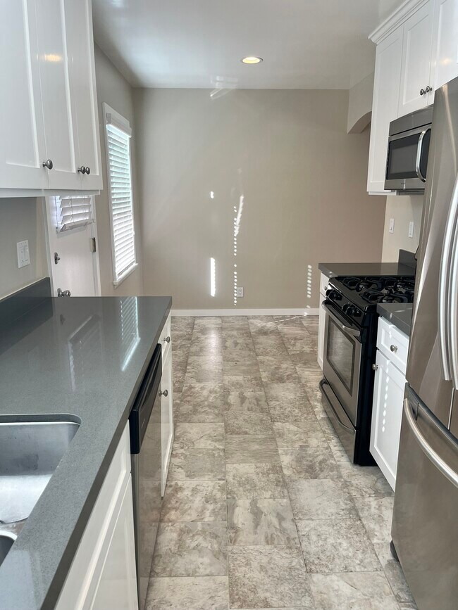 Building Photo - 15702 Brighton LLC B