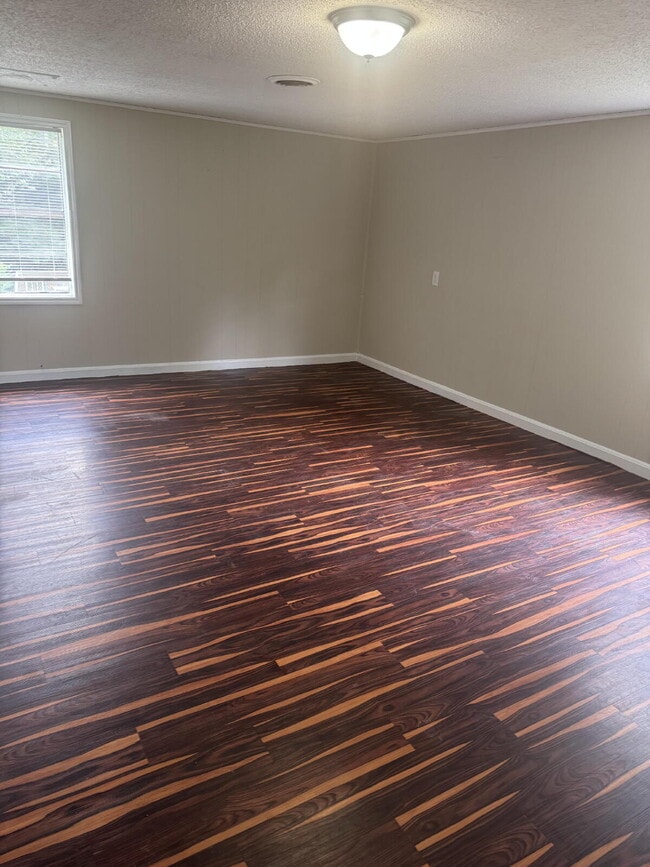 Building Photo - 2 Bed 1 Bath with Bonus Storage space & Large yard