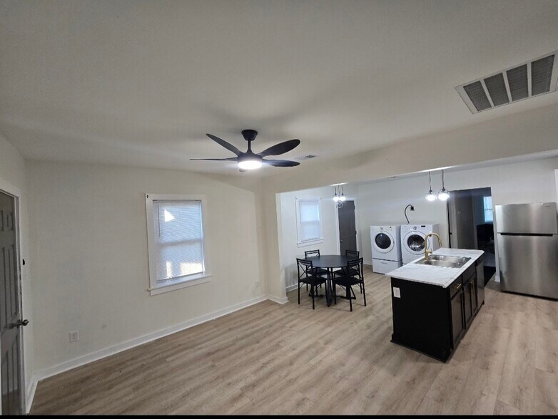 Building Photo - 986 Eldridge Ave