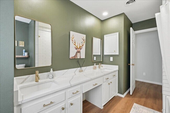 Building Photo - Charming one-of-a-kind 4 Bedroom Home