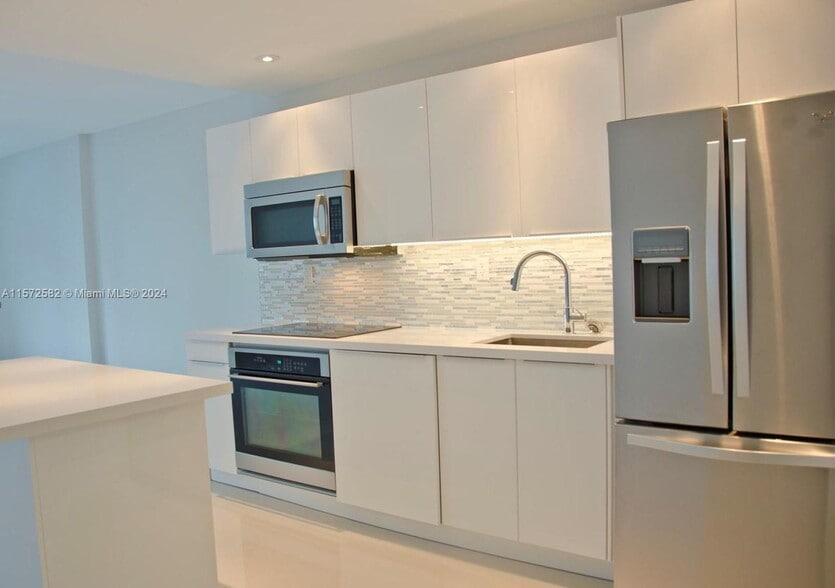 Building Photo - 2301 Collins Ave