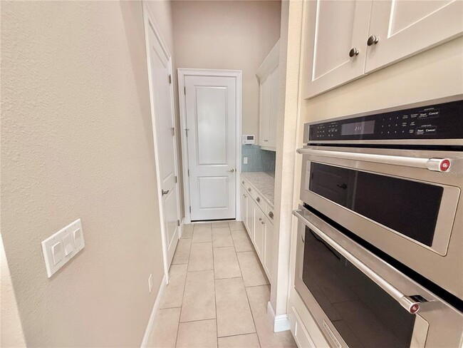 Building Photo - 11646 Hampstead St